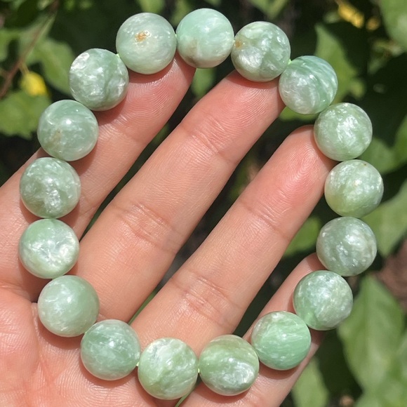 12.5mm stretchable flashy light green mica bracelet - Picture 5 of 9